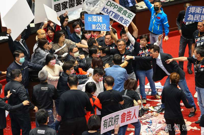 20201127-行政院長蘇貞昌27日至立院進行施政報告，遭國民黨委員潑豬內臟杯葛。（顏麟宇攝）