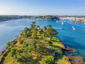 El golfo de Morbihan es el destino más visitado de la Bretaña francesa y un lugar idílico con paisajes espectaculares ricos en flora y fauna, marismas y centenares de islotes. (Foto: <a href="http://www.leggettprestige.com/luxury-property-for-sale/unify_view/P104025CDE/house-la-trinite-sur-mer-morbihan" rel="nofollow noopener" target="_blank" data-ylk="slk:Leggett Prestige;elm:context_link;itc:0;sec:content-canvas" class="link ">Leggett Prestige</a>).