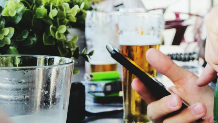 Manchmal kommen die besten Ideen eben doch beim Feierabendbier mit Freunden. (Bild: Getty Images)