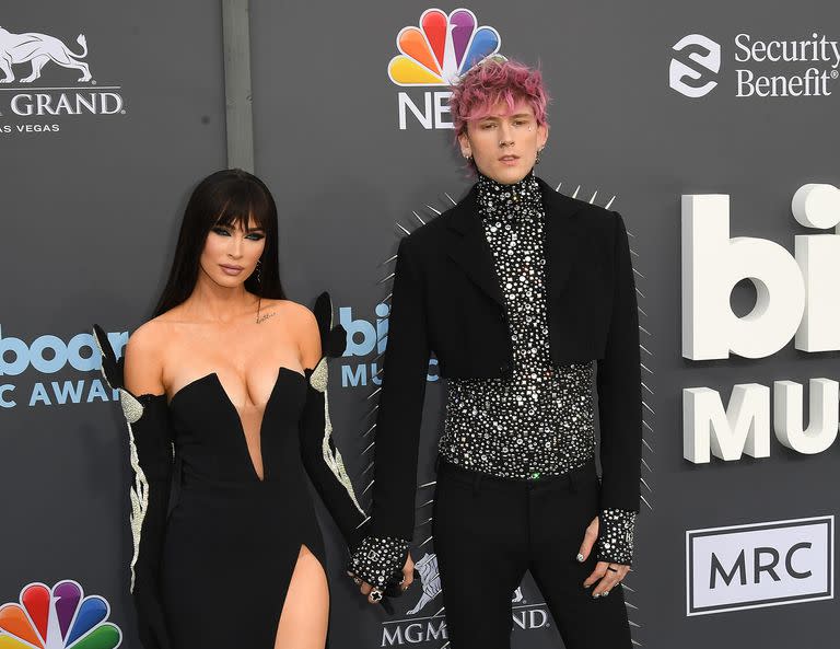 Como de costumbre, Megan Fox y el rapero Machine Gun Kelly marcaron tendencia con sus originales looks: escote y tajo para ella, brillantes y pinches para él 