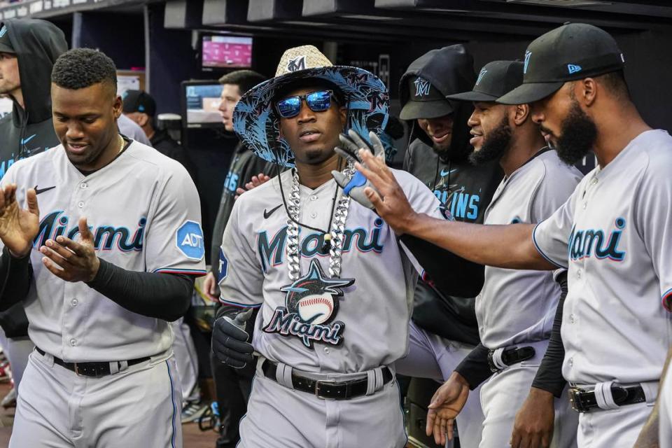 El jardinero de los Marlins Jesús Sánchez (centro) celebra en el dugout tras pegar un jonrón en el segundo inning del partido ante los Bravos, celebrado el 26 de abril de 2023 en Atlanta.