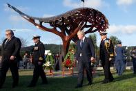 <p>Der britische Außenminister Boris Johnson (m.) besucht das Nationale Kriegsmahnmal im Memorial Park in Wellington, Neuseeland. Johnson ist für zwei Tage in der südpazifischen Nation zu Besuch, um die Beziehungen mit der ehemaligen Kolonie zu stärken, bevor Großbritannien die Europäische Union mit dem „Brexit“ verlässt. (Bild: Mark Mitchell/New Zealand herald via AP) </p>