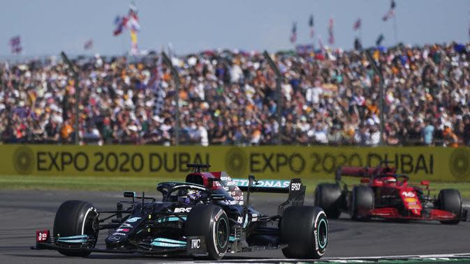 Ketika balapan menyisakan dua lap lagi, Hamilton makin impresif dan berhasil menyalip Leclerc di sektor Copse. Berhasil memimpin, Lewis Hamilton langsung tancap gas. (Foto: AP/Jon Super)