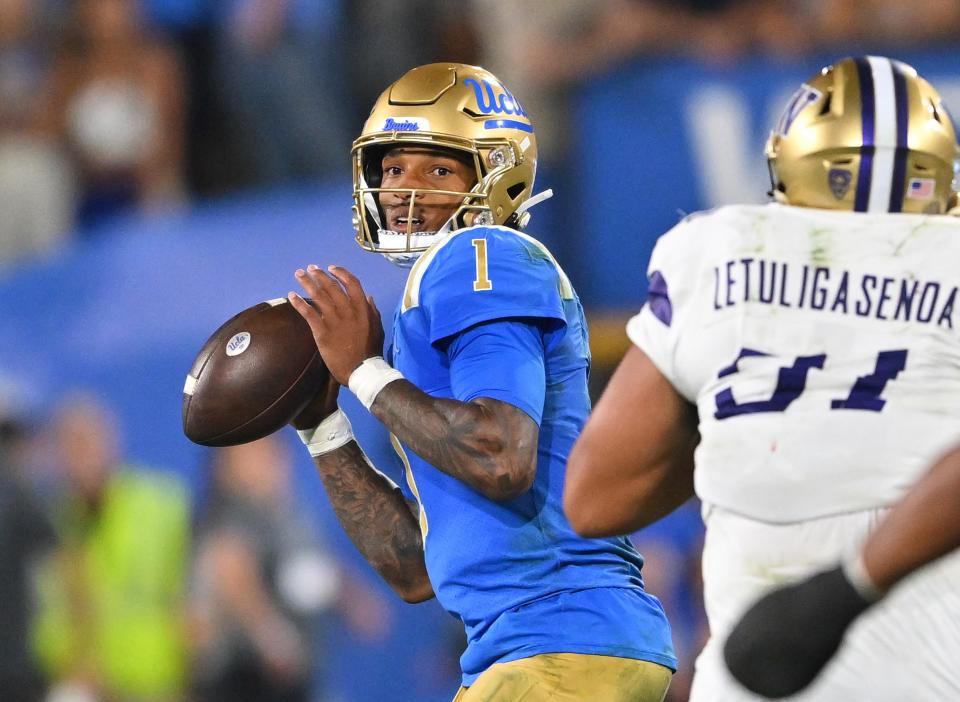 UCLA Bruins quarterback Dorian Thompson-Robinson (1) sets to pass in the second half against the Washington Huskies at the Rose Bowl.