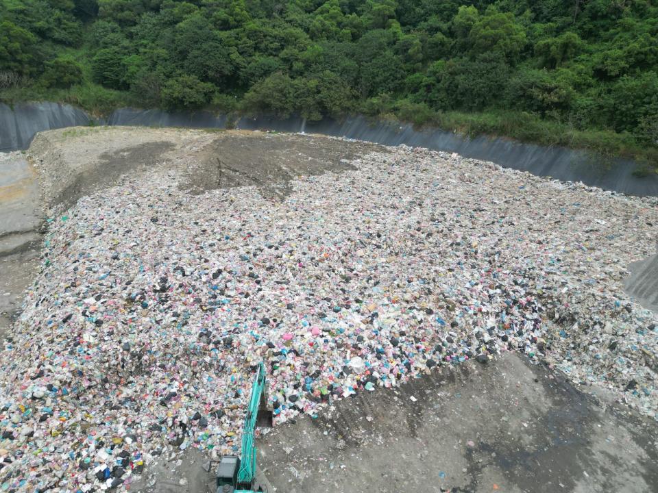 台中市去年一整年每天可焚化處理與每天產生的垃圾量差額達287噸。圖為大里垃圾掩埋場現況。民眾提供