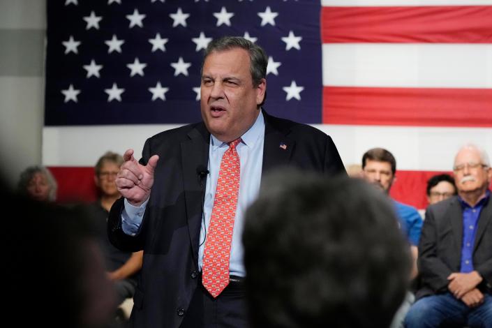 L'ancien candidat républicain à la présidence, le gouverneur du New Jersey, Chris Christie, fait des gestes lors d'un rassemblement, le mardi 6 juin 2023, à Manchester, NH