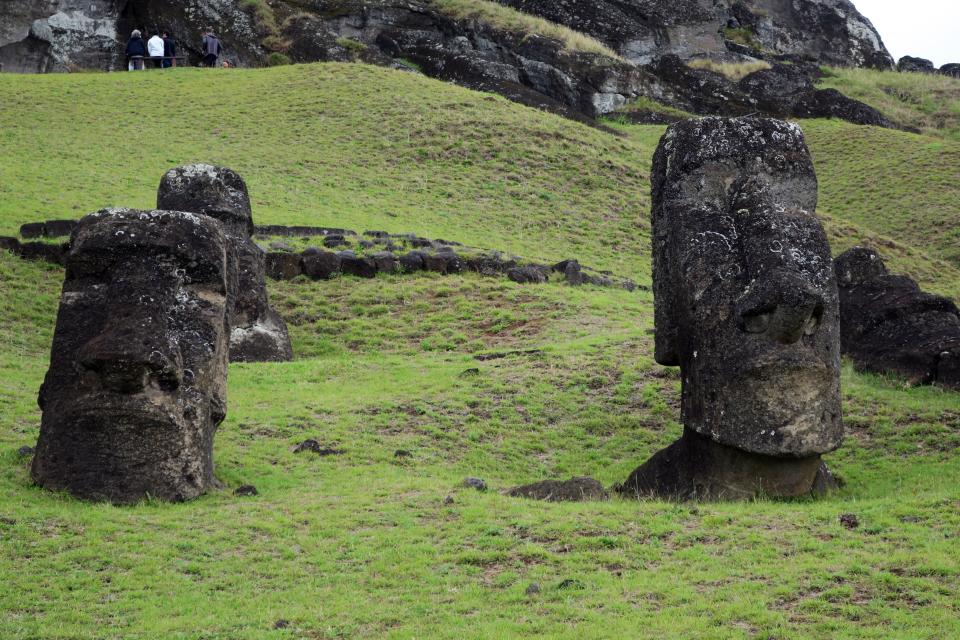 Fotografía del 27 de octubre de 2018, de un moai del volcán Ranu Raraku, en la Isla de Pascua (Chile). EFE/Rubén Figueroa