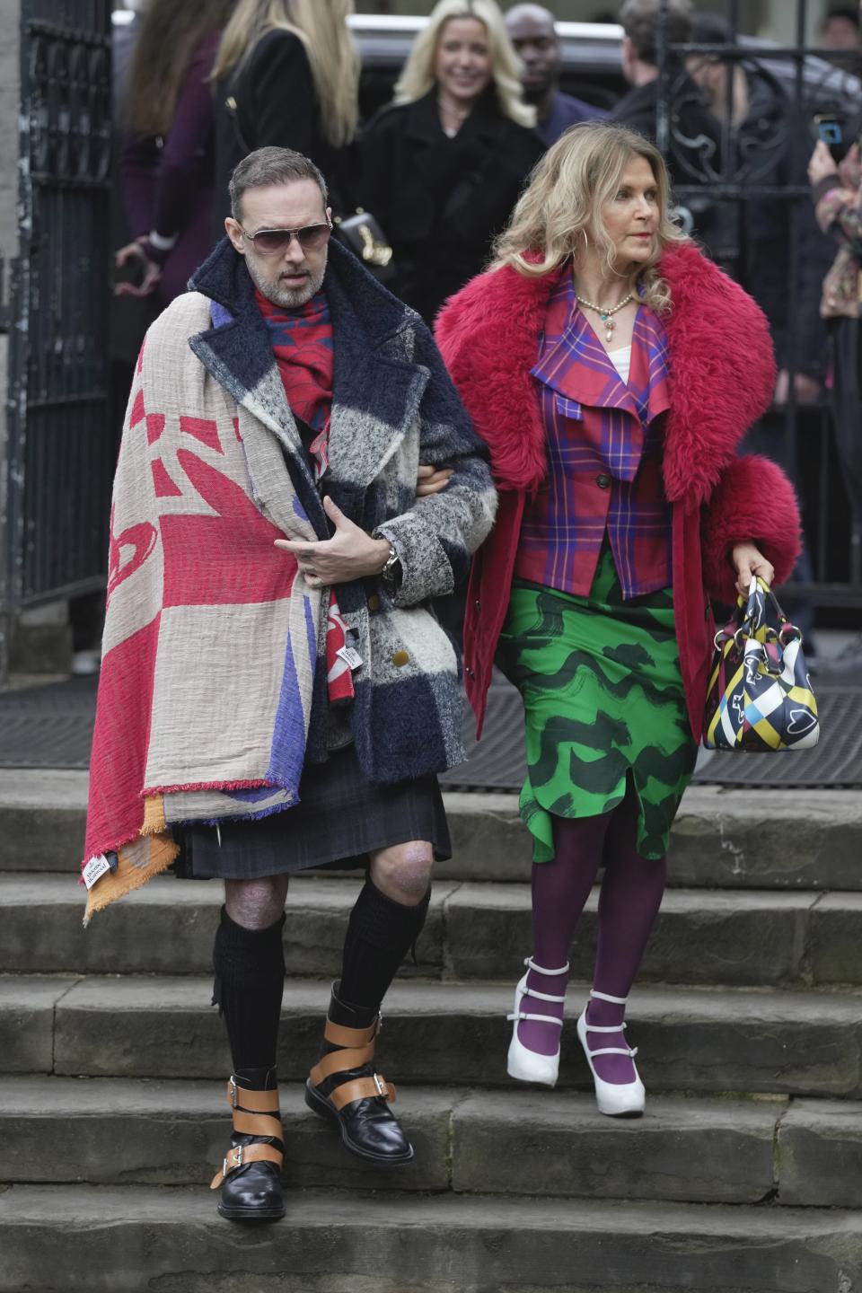 Invitados llegan a la misa conmemorativa para la fallecida diseñadora Vivienne Westwood en la Catedral de Southwark, en Londres, el jueves 16 de febrero de 2023. (Foto AP/Kin Cheung)