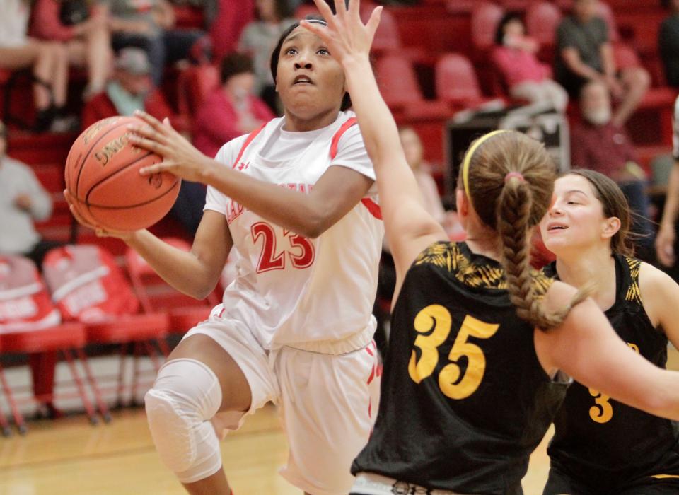 Sweetwater's Aunisti Griffin attempts a layup while defended by Snyder's Kirsten Luera on Tuesday, Jan. 18, 2022.