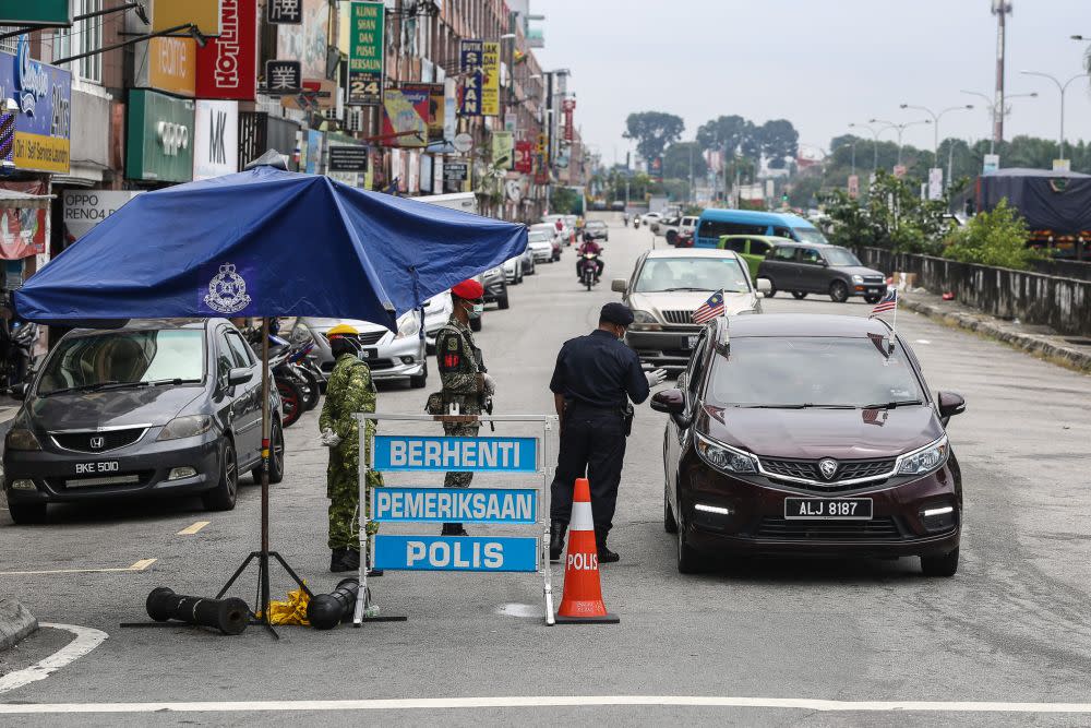 Police and Armed Forces personnel conduct checks during a roadblock on Jalan Batu Unjur  in Klang October 11, 2020. — Picture by Yusof Mat Isa