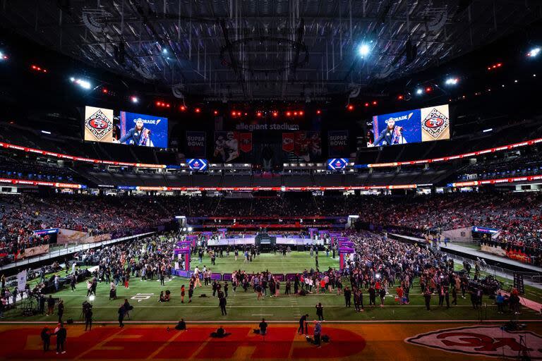 En el fastuoso estadio Allegiant, de Las Vegas, caben 65.000 espectadores y el rectángulo de césped ingresa desde fuera del recinto, donde recibe luz natural; allí se desarrollará este domingo el Super Bowl LVIII.