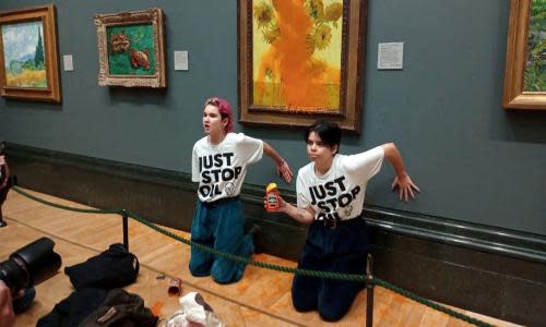 Climate crisis: activists glue their hands to the wall after throwing soup at a Van Gogh.