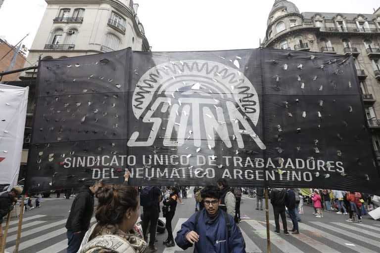 Integrantes del Sindicato Único de Trabajadores del Neumático Argentino (Sutna).