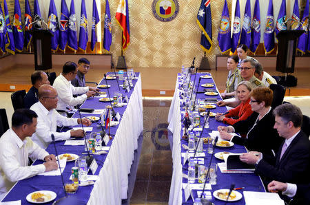 Australian Defense Minister Marise Payne and her staff meet her Filipino counterpart Delfin Lorenzana and other Philippine defense officials during their meeting to discuss military strategy and assistance in the Philippines' fight against Islamist militants in Marawi, at Villamor Air Base in Pasay, Metro Manila, Philippines, September 8, 2017. REUTERS/Erik De Castro