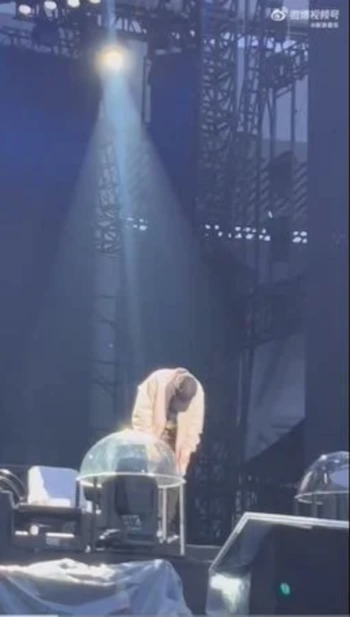 The singer bowed in apology to his fans