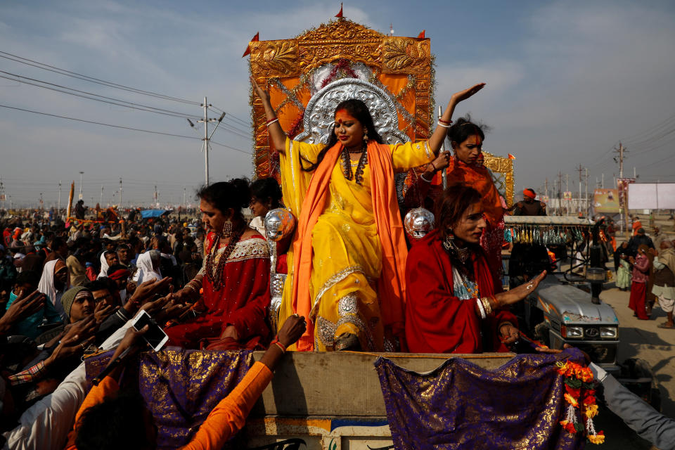 <p>Los miembros de la congregación dan bendiciones a los devotos durante el Kumbh Mela.<br><br>Foto: REUTERS/Danish Siddiqui </p>