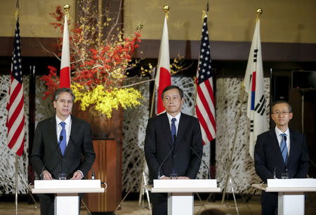 Japan's Vice Foreign Minister Akitaka Saiki (C), U.S. Deputy Secretary of State Antony Blinken (L), and South Korean First Vice Foreign Minister Lim Sung-nam attend a joint news conference during their trilateral meeting at the foreign ministry's Iikura guest house in Tokyo, Japan, January 16, 2016. REUTERS/Kimimasa Mayama/Pool