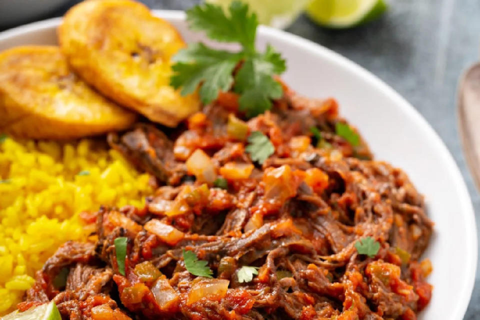 Ropa vieja platillo cubano