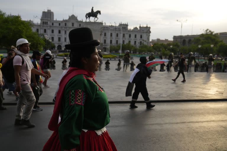 Manifestantes antigubernamentales caminan alrededor de la Plaza San Martín durante una marcha contra la presidenta Dina Boluarte en Lima 