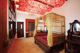  浪漫雙人房2500元；五六日假2800元／古風主題民宿，老阿嬤的紅眠床吸引了許多人前來體驗。 
