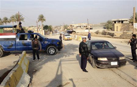 Iraqi security forces check vehicles as they take part in an intensive security deployment in Ramadi, 100 km (62 miles) west of Baghdad January 26, 2014. REUTERS/Stringer