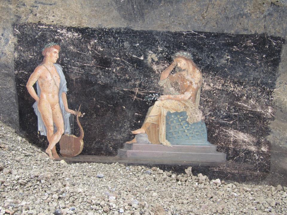 龐貝考古公園2024年4月11日公布新出土的宴會廳與壁畫照片。這幅壁畫描繪太陽神阿波羅向祭司卡珊德拉求愛的場景。路透社
