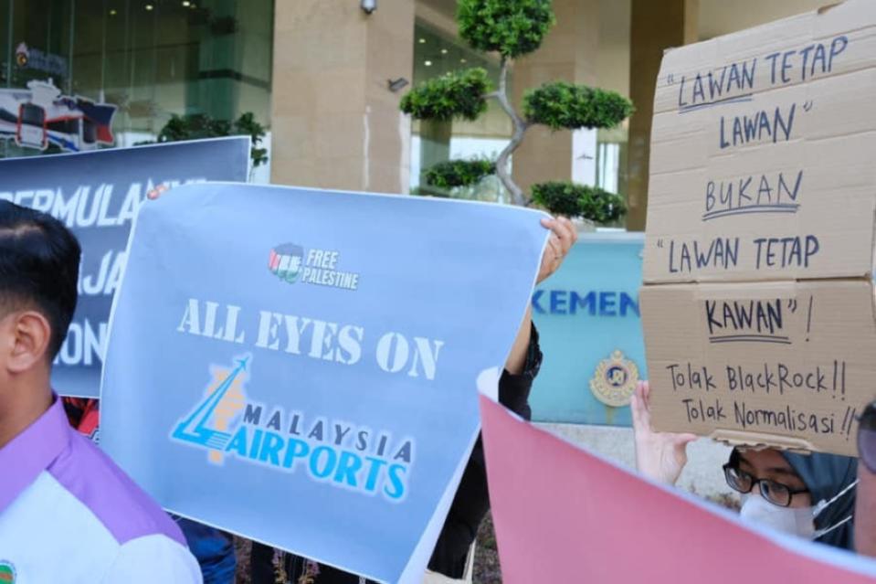 Signs carried by protestors during the demonstration in front of the Transport Ministry in Putrajaya over MAHB’s takeover proposal. — Picture from Facebook/Wan Ahmad Fayhsal