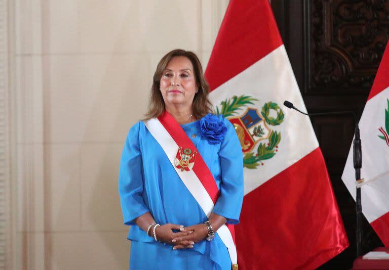 La presidenta peruana, Dina Boluarte, asistiendo a la ceremonia de jura del gabinete ministerial en el Palacio de Gobierno, en Lima, Perú