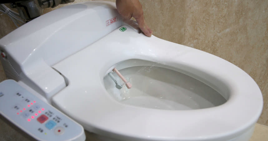 很多人上完廁所會用免治馬桶清潔，但醫師提醒，過度清潔或是清潔後未擦乾就穿內褲，反而容易致病。（圖／照片僅為示意圖，報系資料照片）