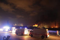 Ambulancias circulan frente al sitio de una enorme explosión en Beirut, Líbano, el martes 4 de agosto de 2020. (AP Foto/Hassan Ammar)