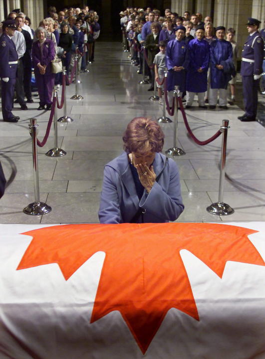 Margaret Trudeau weeps as she visits the flag draped casket of former prime minister Pierre Elliott Trudeau in the hall of honour of Parliament on Sunday, October 1, 2000.  Trudeau who died on Thurday will be transported by train to Montreal on Monday for a state funeral  in Montreal on Tuesday.  (CP PHOTO/Adrian Wyld)