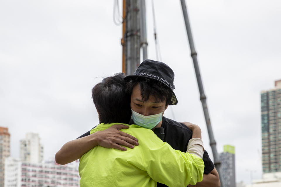 2021年2月28日，民主派初選九龍西參選人黃碧雲及岑子杰，下午1時半左右到達油麻地警署準備入內續保報到，期間二人擁抱。