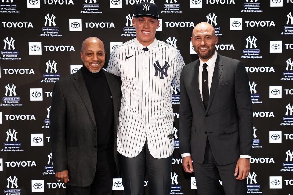Former New York Yankees captains Willie Randolph and Derek Jeter pose for a photo with Aaron Judge #99 of the New York Yankees after a press conference at Yankee Stadium on December 21, 2022 in Bronx, New York.