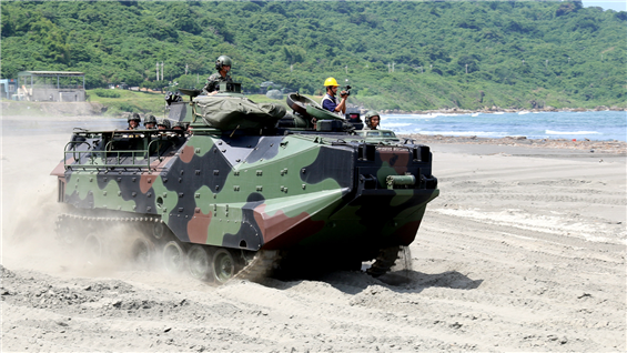 兩棲勇士挑戰營學員2日搭乘AAV7兩棲突擊車，親身感受裝備優異性能並馳騁於桃子園沙灘。（軍聞社記者吳柏毅攝）