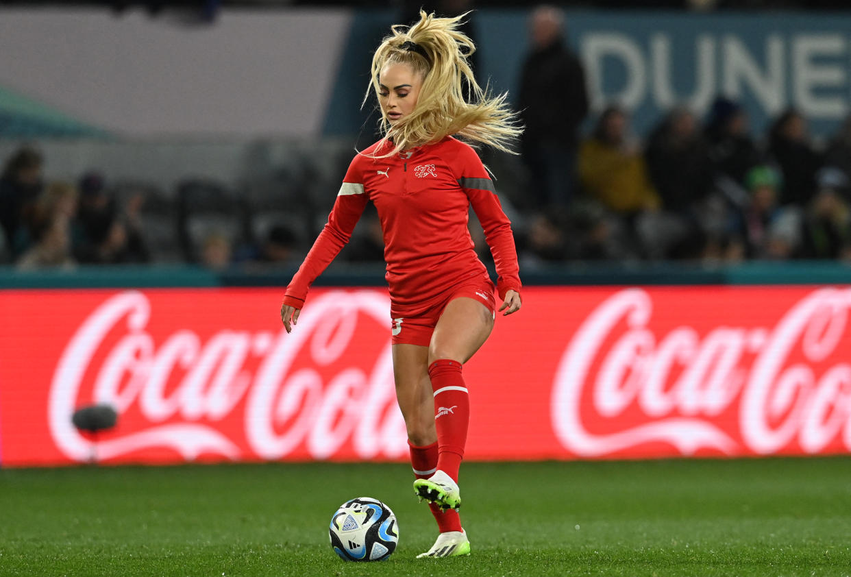 L’attaquante #23 de la Suisse Alisha Lehmann se réchauffe avant le match de football du Groupe A de la Coupe du Monde Féminine 2023 au stade Dunedin à Dunedin le 30 juillet 2023. (Photo de Sanka Vidanagama / AFP)