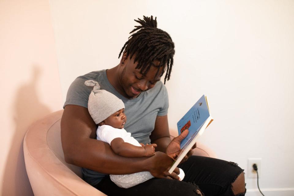 Reading with children helps them focus and pay attention for longer periods of time. (Pexels/Nappy)