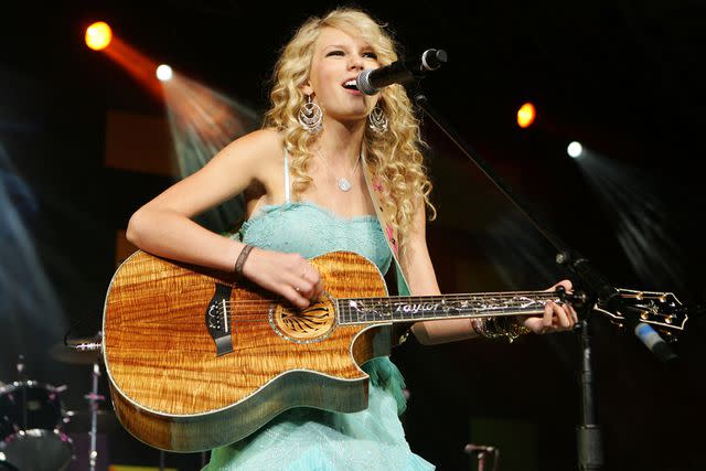 <p>Ethan Miller/Getty</p> Taylor Swift in 2007