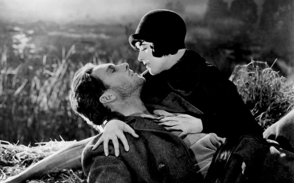 Mit "Sonnenaufgang" (1927) schuf der deutsche Regisseur F. W. Murnau in den USA sein Meisterwerk und den wohl schönsten Stummfilm überhaupt. Die zeitlose Geschichte von einem Bauern, den eine laszive Schönheit aus der Stadt dazu bringen will, seine Frau zu ermorden und zu ihr zu ziehen, rührt noch heute zu Tränen. "Sonnenaufgang" wurde mit drei Oscars ausgezeichnet. (Bild: Screenshot YouTube)