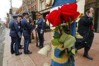 Roses hang on a lamp post near the site of the second bomb blast on the one year anniversary of the Boston Marathon bombings in Boston, Massachusetts April 15, 2014. REUTERS/Brian Snyder (UNITED STATES - Tags: SPORT ATHLETICS CRIME LAW ANNIVERSARY)