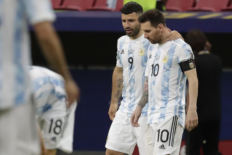 El Kun Agüero y Lionel Messi en la Copa América durante partido contra Paraguay 

