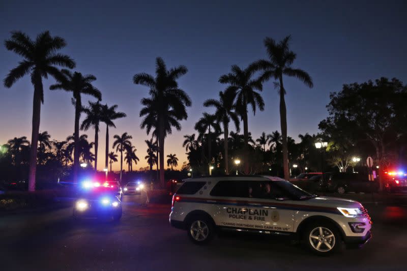 Vehículos policiales llegando al hotel en Coral Springs, Florida, donde los padres recibieron instrucciones de recoger a sus hijos la noche del miércoles. (Foto: Wilfredo Lee/AP)