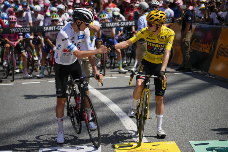 El esloveno Tadej Pogacar, escolta, y el danés Jonas Vingegaard, líder, se saludan en el Tour de Francia, que hoy dejará prácticamente definido al campeón.