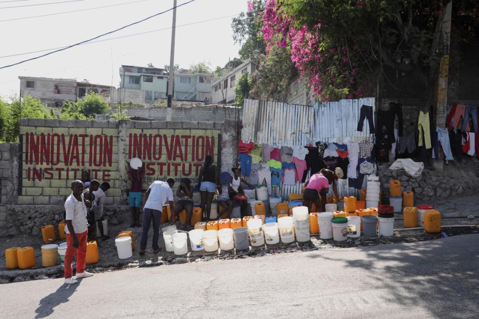 2024年3月12日，海地總理亨利宣布將會下台的隔天，首嘟太子港暫時恢復平靜，民眾趕緊出來打水、擺攤、採買。路透社