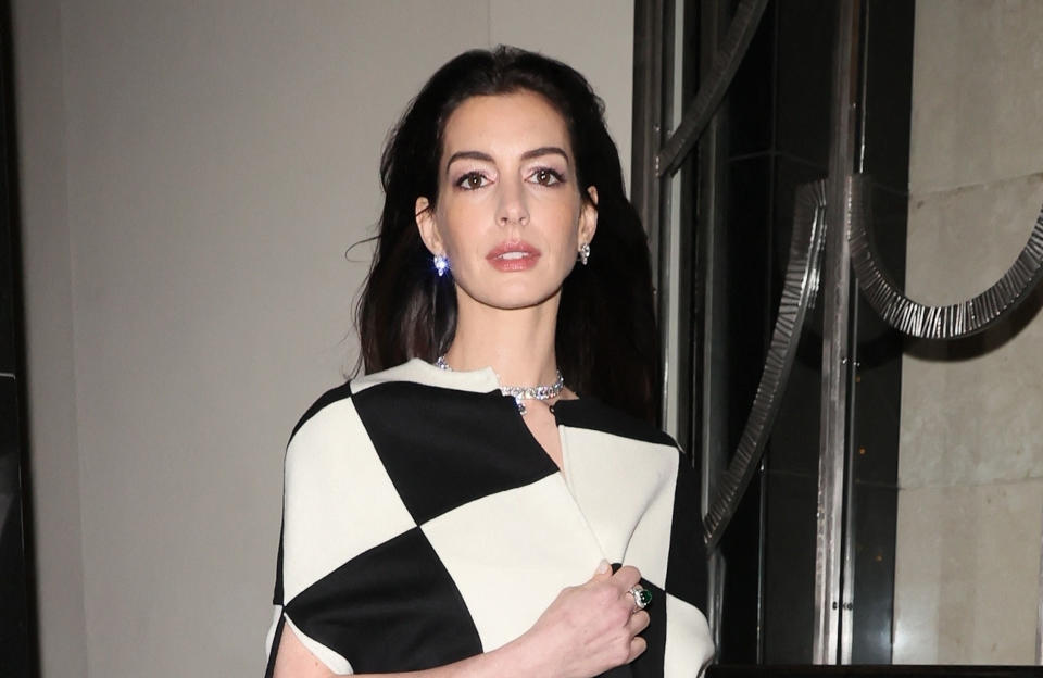 Anne Hathaway remet le sabot de « mamie » au goût du jour