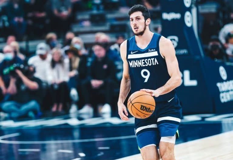 Leandro Bolmaro jugó su único partido de la NBA para Minnesota ante Houston Rockets