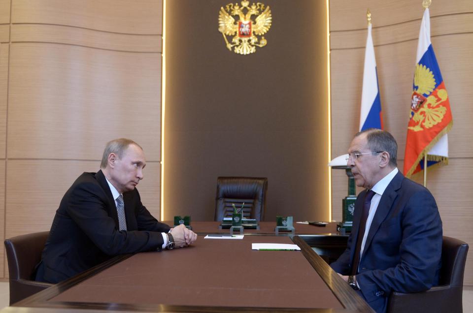 El presidente ruso Vladimir Putin (izquierda) escucha al ministro de Relaciones Exteriores Serguei Lavrov durante una reunión en la residencia Bocharov Ruchei en Sochi, en el sur de Rusia, el lunes 10 de marzo de 2014. (Foto AP/RIA-Novosti, Alexei Nikolsky, Servicio de Prensa de la Presidencia de Rusia)