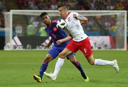 Soccer Football - World Cup - Group H - Poland vs Colombia - Kazan Arena, Kazan, Russia - June 24, 2018 Poland's Robert Lewandowski in action with Colombia's Wilmar Barrios REUTERS/Sergio Perez