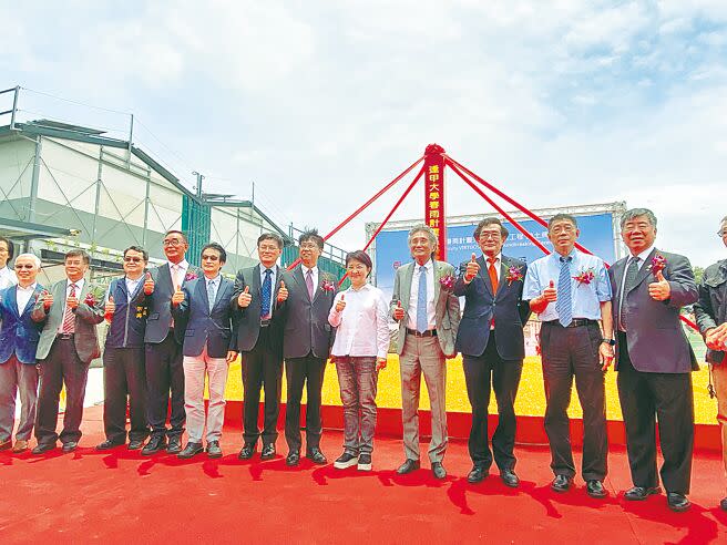 台中市逢甲大學共善樓於15日舉行動土典禮，樓高僅2層，低樓層留白最多與周遭環境融合，詮釋「負」建築工法，預計2024年完工。（張妍溱攝）