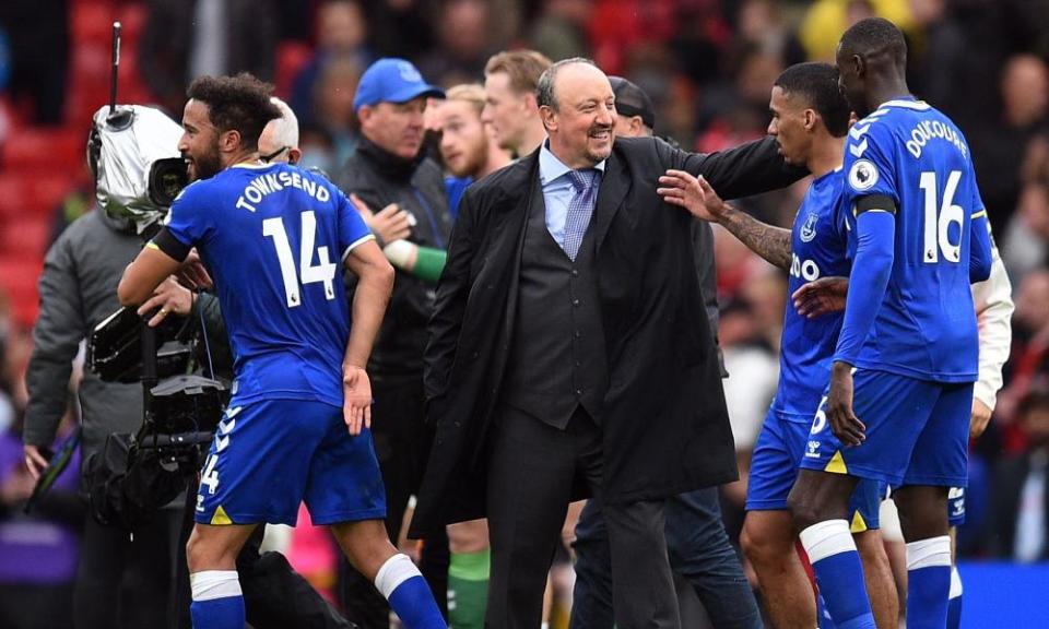 The Everton manager, Rafael Benítez, congratulates his players after their draw at Old Trafford.