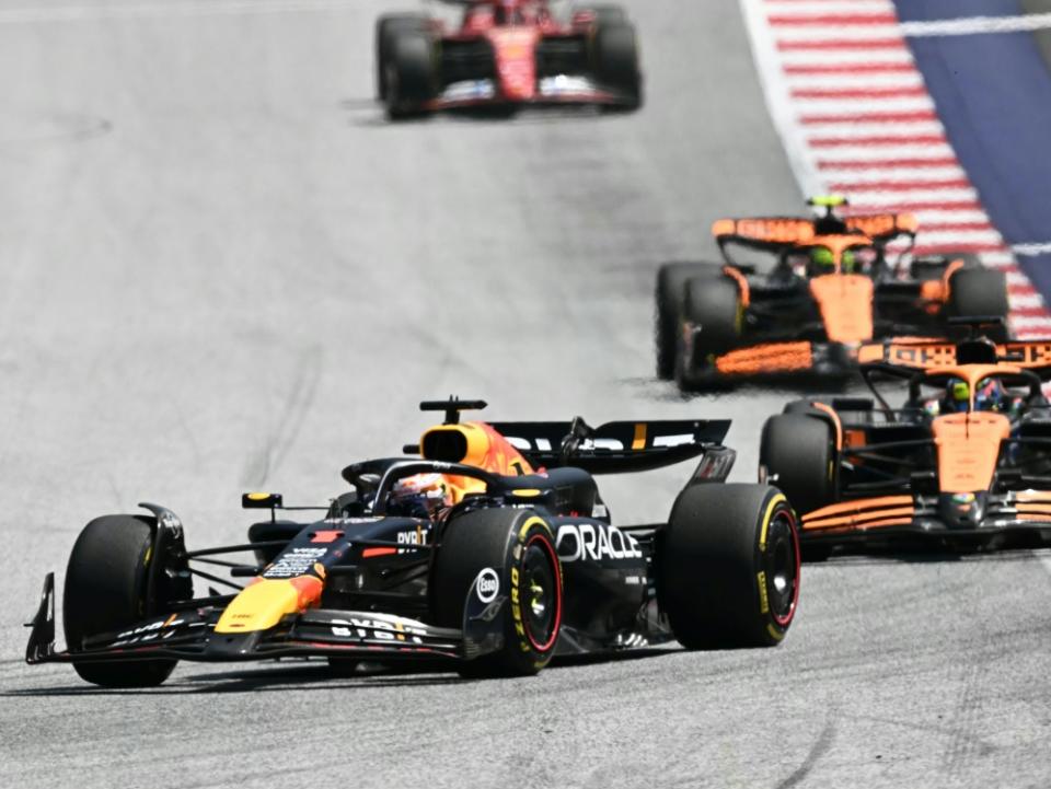 Zwei McLaren jagen Max Verstappen (Joe Klamar)